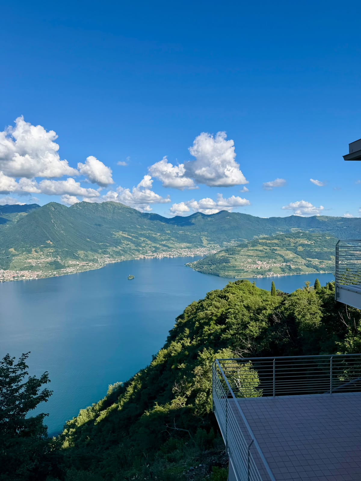 Widok na Jezioro Iseo z tarasu apartamentu